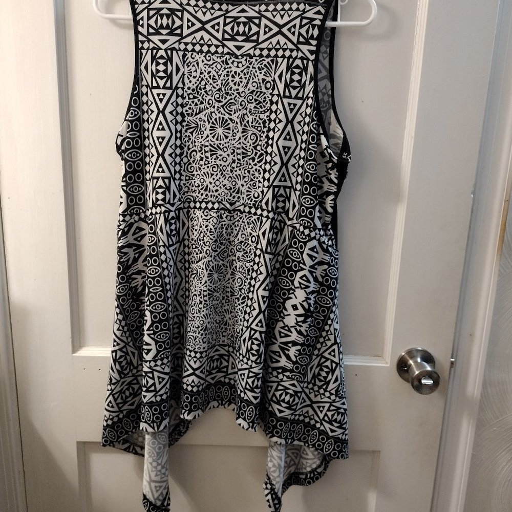 Beige by eci Black and White No Sleeve Blouse Size L